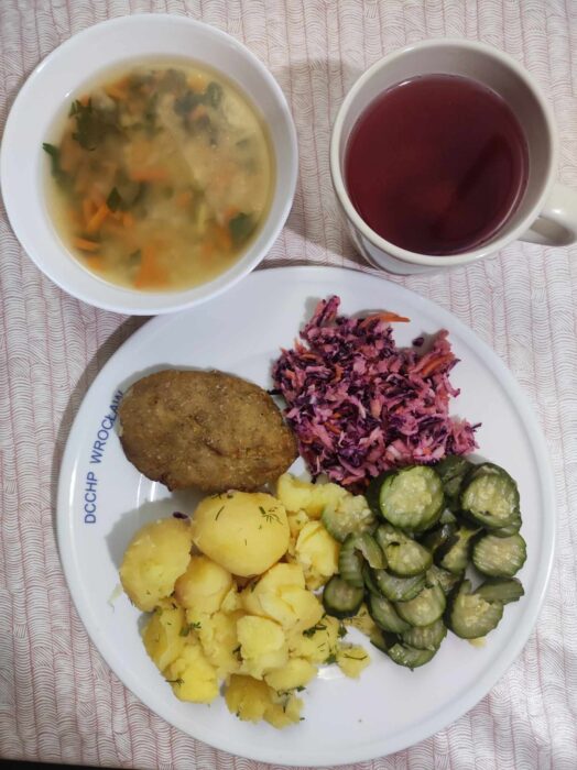 Zupa ryżowa, kotlet, ziemniaki, surówka z kapusty, cukinia, kompot