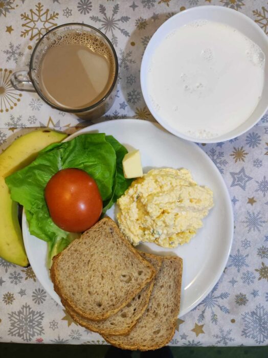 Ryz na mleku, pasta jajeczna, masło, pieczywo, pomidor, sałata, banan, kawa