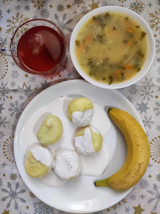 Zupa ogórkowa, knedle ze śliwka, polewa jogurtowa, banan, kompot