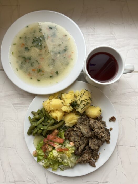 zupa, kompot, ziemniaki, wątróbka, fasolka, sałatka wiosenna,