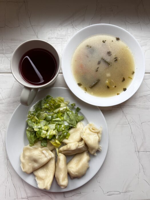 zupa, pierogi, sałata, kompot