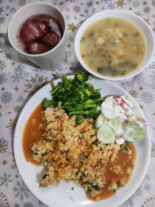 Zupa, risotto z sosem pomidorowym, brokuły, mizeria, kompot