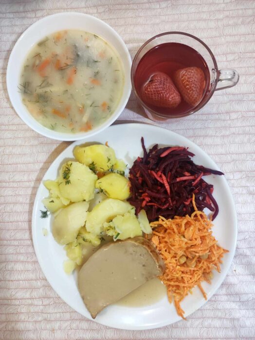 Zupa, pieczeń w sosie, ziemniaki, buraczki, marchewka, kompot