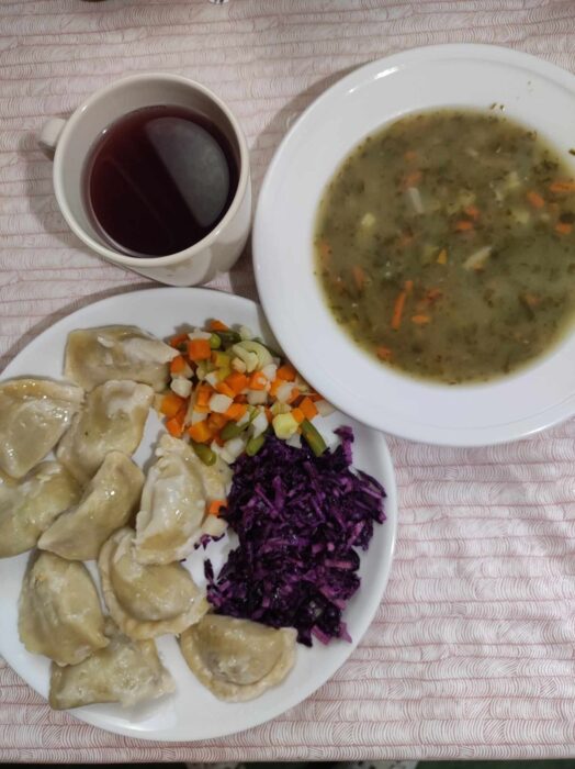 Zupa szczawiowa, pierogi, surówka z kapusty, jarzynka, kompot