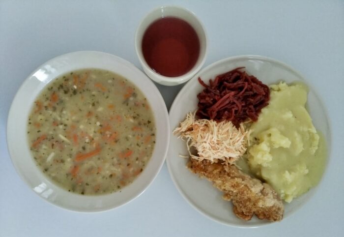 Krupnik, filet drobiowy panierowany, ziemniaki, sos, buraczki, surówka, kompot