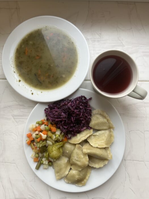 zupa, pierogi z mięsem, jarzynka, surówka, kompot