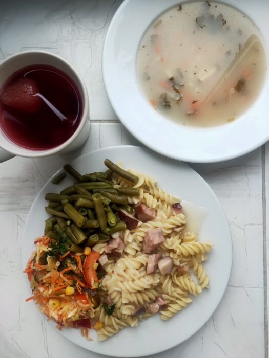 kompot, zupa, fasolka, surówka, makaron ala carbonara