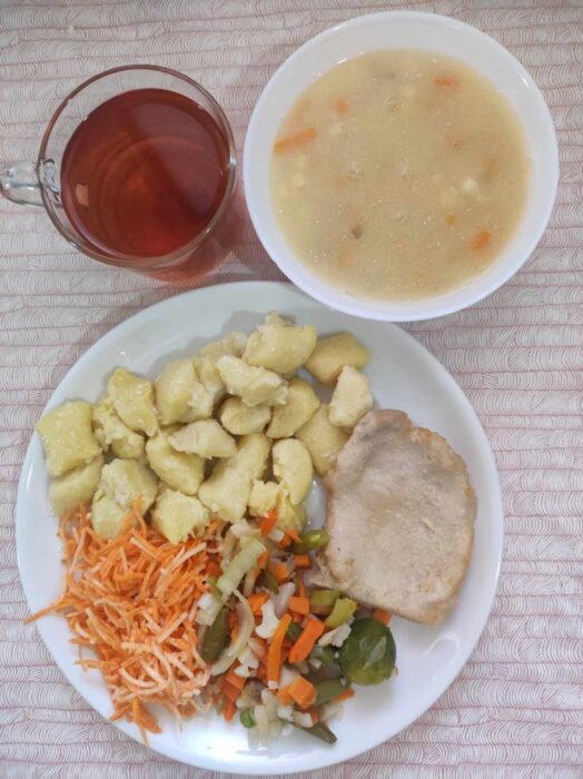 Zupa kalafiorowa, kopytka, schab w sosie, jarzynka gotowana, marchewka z chrzanem, kompot