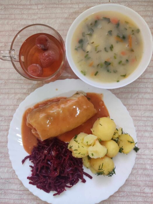 zupa wiosenna, gołąbek w sosie, ziemniaki, buraczki, kompot