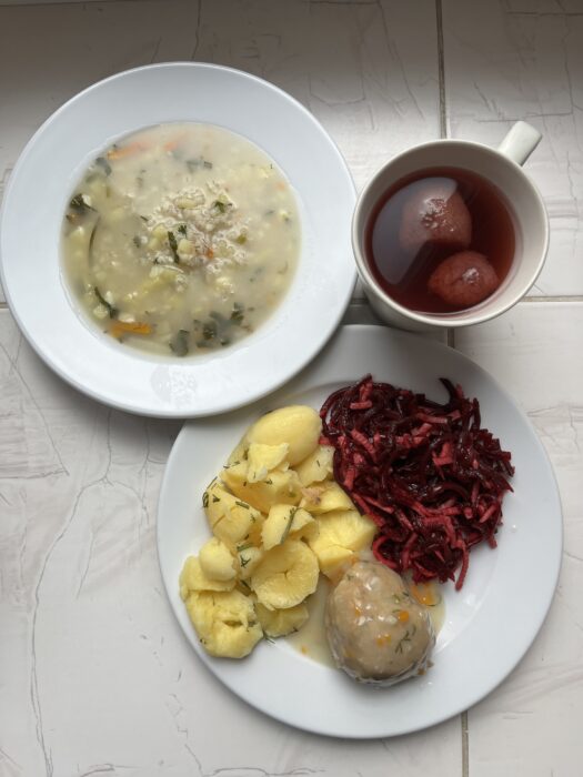 zupa, kompot, pulpet z ryby w sosie, ziemniaki, surówka z buraczków