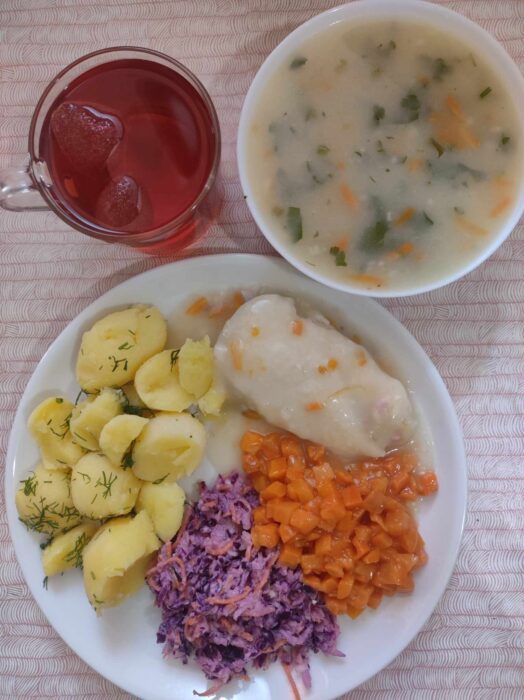 Zupa gospodarska, filet drobiowy w sosie, ziemniaki, marchewka, colesła, kompot