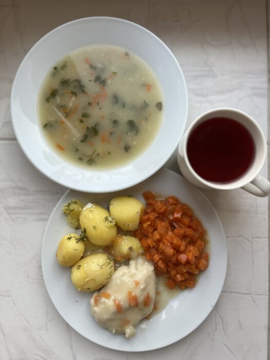 zupa, kompot, filet w sosie, ziemniaki, marchewka