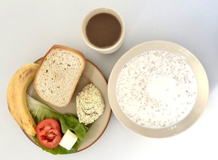 Kasza jęczmienna, pieczywo, masło, pasta jajeczna, pomidor, sałata, banan, kawa