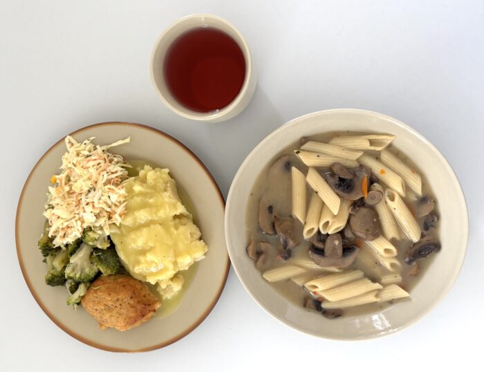 Pieczarkowa, pulpet rybny, ziemniaki, sos, brokuł gotowany, surówka, kompot