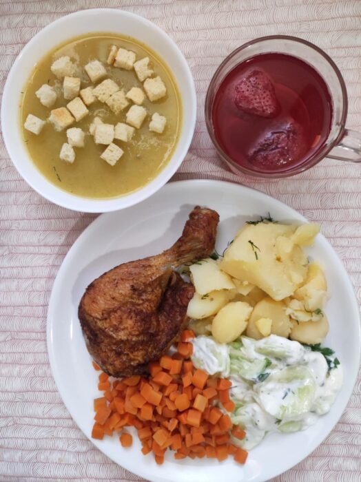 Zupa krem z brokuła, ziemniaki, udko pieczone, mizeria, marchew gotowana, kompot