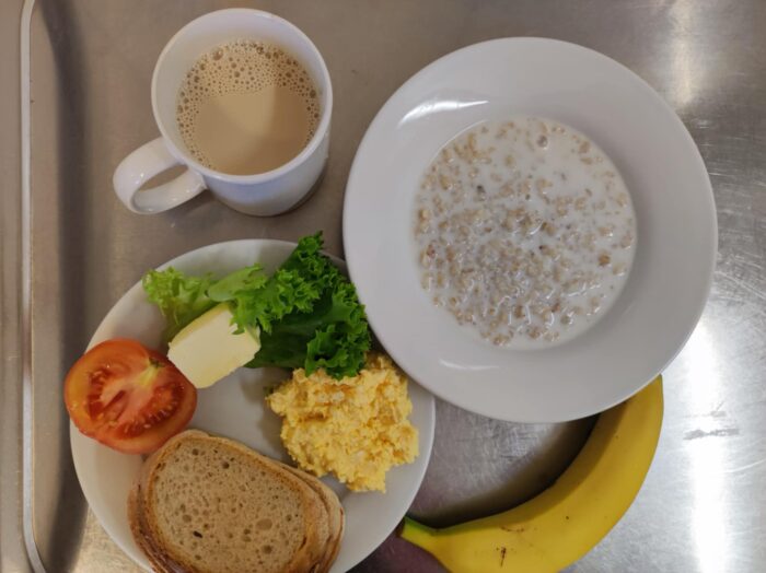 Płatki owsiany, pieczywo, pasta jajeczna, masło, sałata, pomidor, kawa, banan