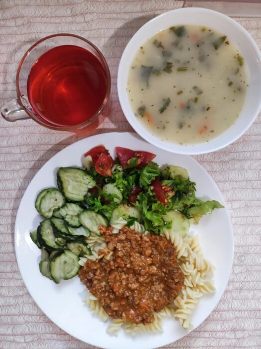 Zupa żurek, makaron z sosem bolońskim cukinia, sałatka wiosenny, kompot