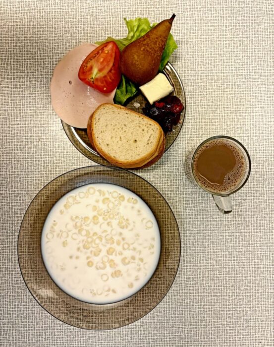 Makaron na mleku, pieczywo, masło, dżem, szynka, sałata, pomidor, gruszka, kawa