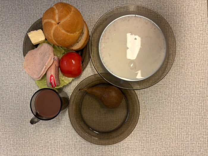 Kasza jęczmienna na mleku, bułka / pieczywo, masło, pasztet, wędlina, sałata, pomidor, gruszka pieczona, kakao