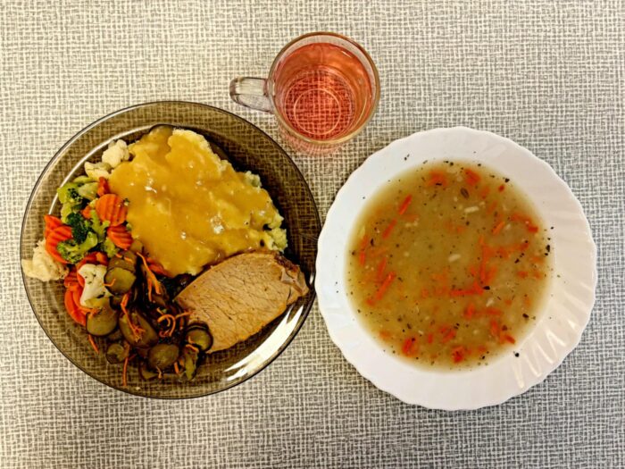 Krupnik z ziemniakami, schab, ziemniaki z sosem, sałatka szwedzka, warzywa gotowane, kompot