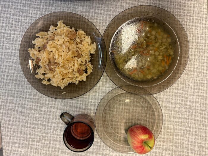 Zupa brokułowa, łazanki z mięsem, jabłko, kompot