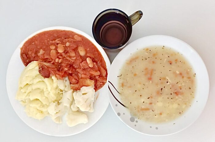 Krupnik, fasolka po bretońsku, ziemniaki, kalafior gotowany, kompot