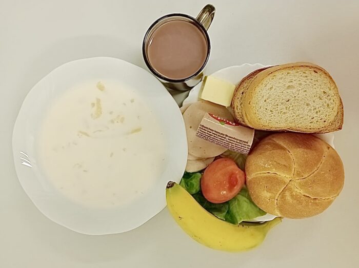 Makaron, bułka, masło, wędlina, pasztet, pomidor, sałata, banan, kakao