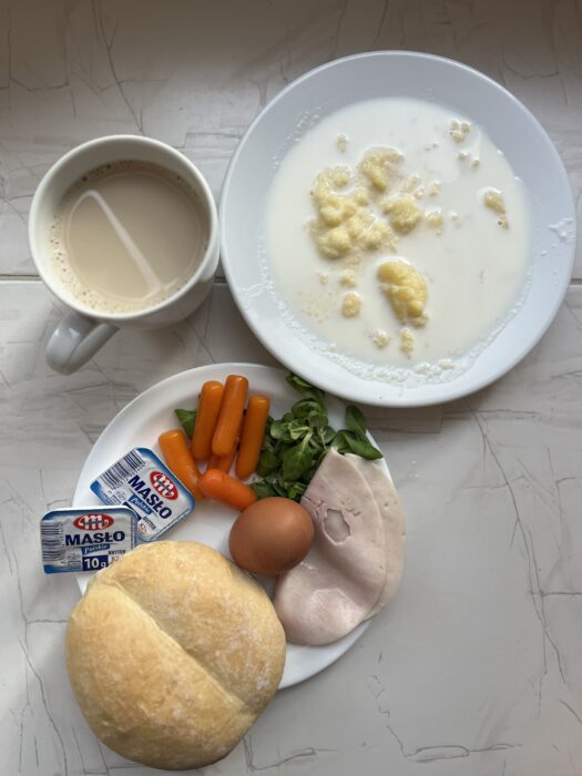 zupa, kakao, wędlina, sałata, marchewka, jajko, bułka, masło